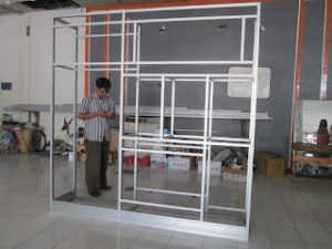 pembuatan rangka aluminium untuk rak partisi depo air minum isi ulang