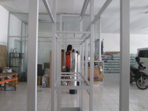 perakitan rangka aluminium untuk rak partisi depo air minum isi ulang